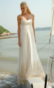 This is a perfect example of a beach wedding dress - flow-y and natural looking. The hairstyle here is also kept more natural looking, which complements perfectly. 